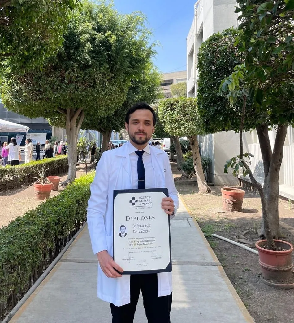 Dr. Fausto Jesús Dávila Zenteno mostrando diploma profesional